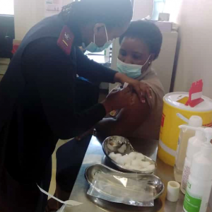 Babalwa Nelani getting her vaccine.